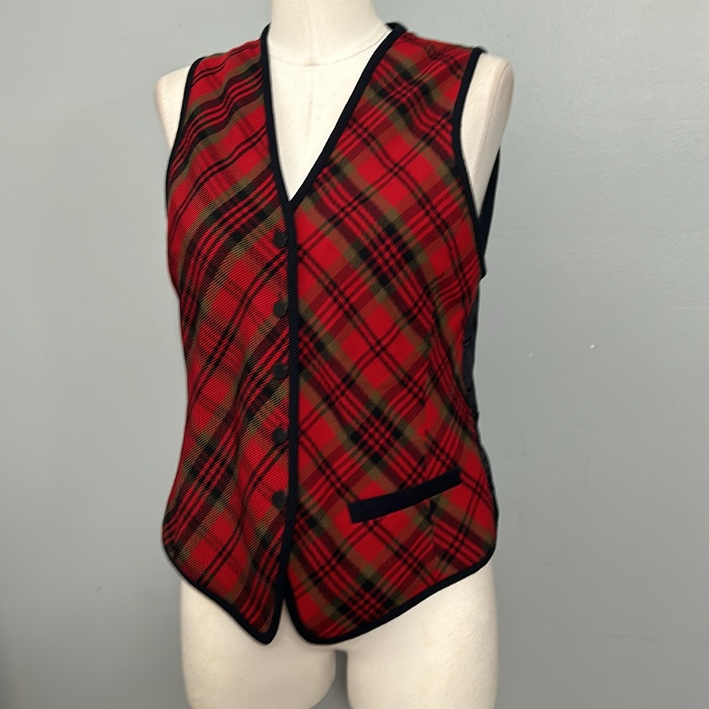 Linda Allard Ellen Tracy Plaid Vintage vest size 6 red, navy button down closure